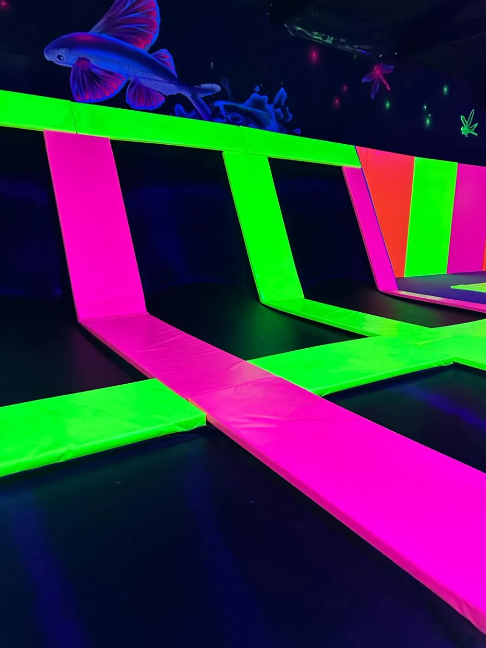 Corredor de trampolins neon